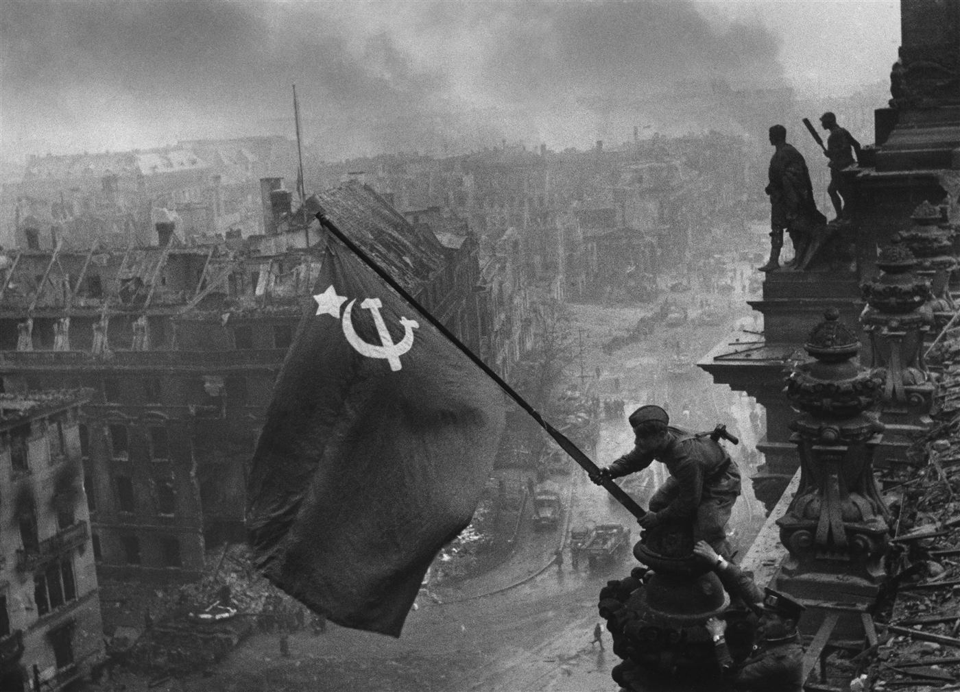 Знамя Победы над Рейхстагом, май 1945